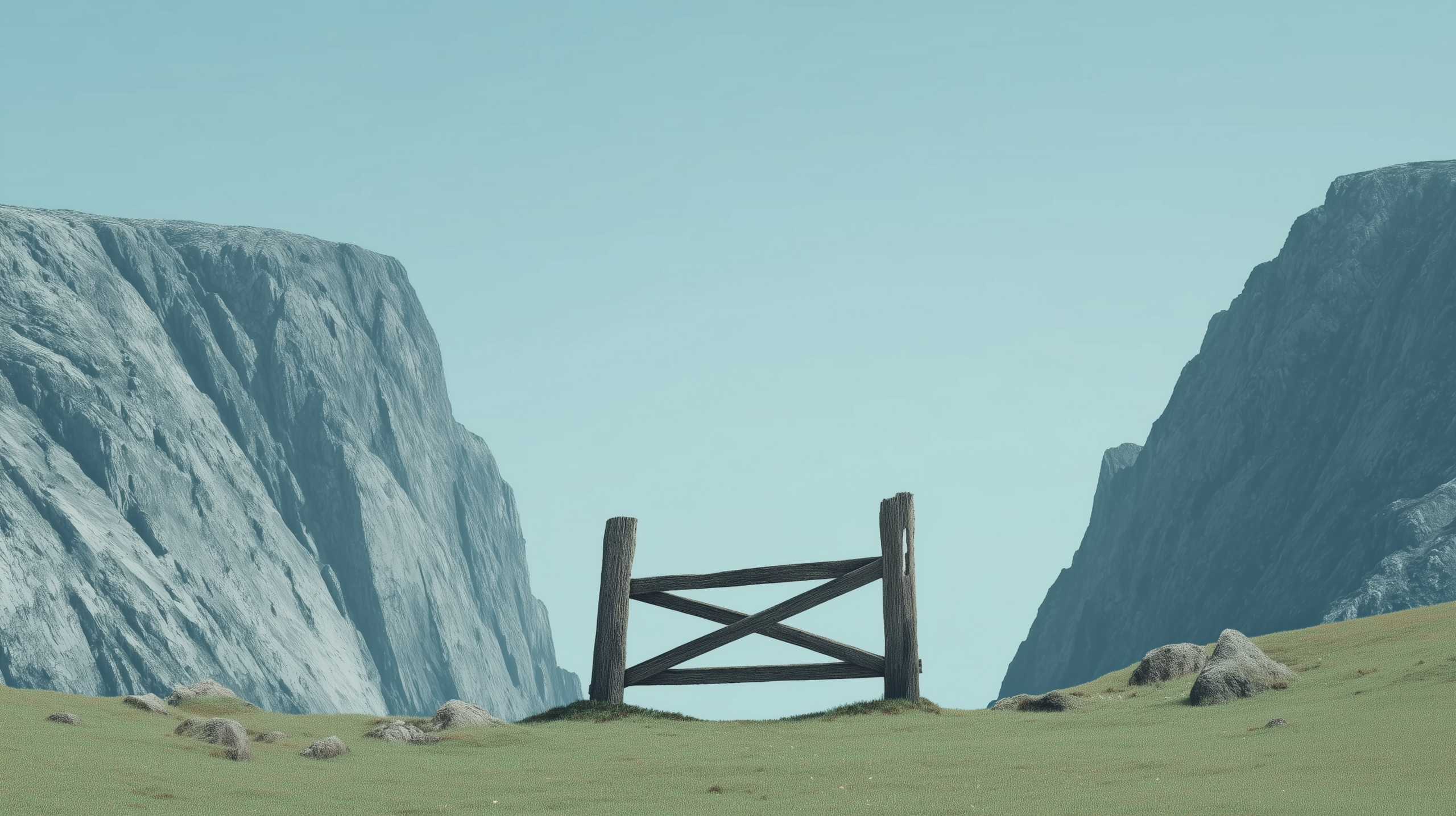 Vecchia recinzione di legno in un campo vuoto con un precipizio appena visibile